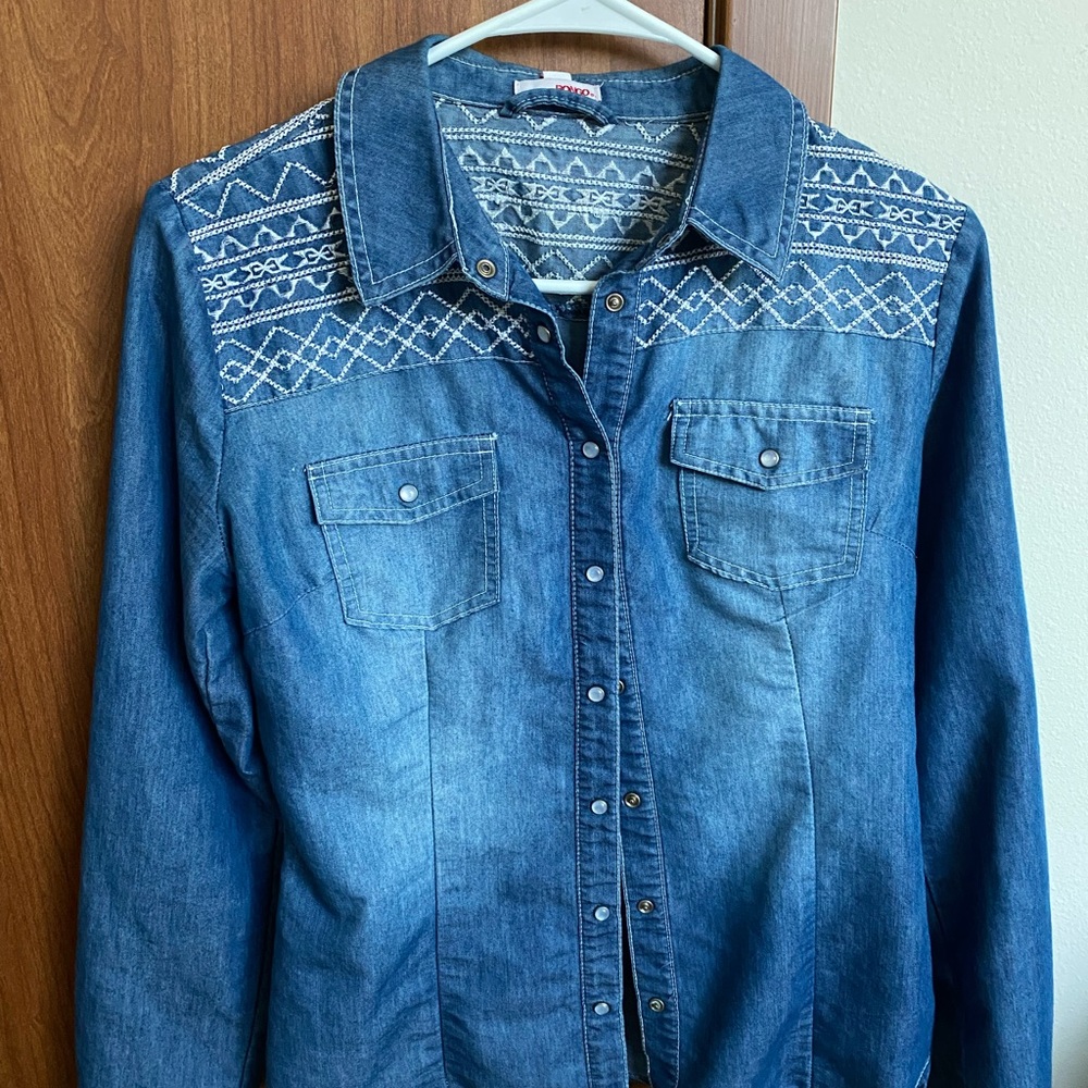 Light denim cardigan/jacket with beautiful white geometric stitching.